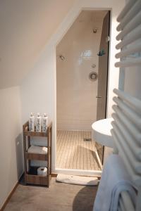 une salle de bain avec douche et lavabo dans l'établissement Unique 2 Bedroom Cottage in Fittie (Footdee), à Aberdeen