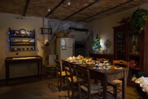 Kuchyňa alebo kuchynka v ubytovaní Casetta la Crus - Romantic house + 28 fotografií