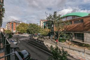 widok na ulicę w mieście z budynkami w obiekcie Grand Latina Apartment w Madrycie