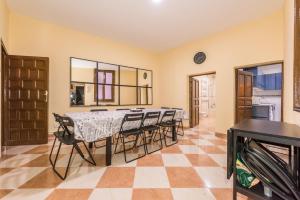 jadalnia ze stołem i krzesłami w obiekcie Grand Latina Apartment w Madrycie