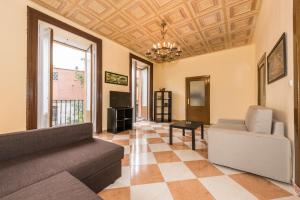salon z kanapą i stołem w obiekcie Grand Latina Apartment w Madrycie