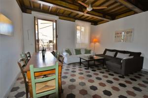 uma sala de estar com um sofá e uma mesa em casagreve em Greve in Chianti