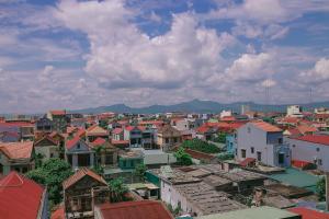 洞海的住宿－Vagibi Hotel，享有带屋顶和建筑的城市美景