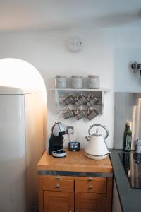 - une cuisine avec un comptoir et une bouilloire dans l'établissement Unique 2 Bedroom Cottage in Fittie (Footdee), à Aberdeen