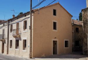 un vieux bâtiment en briques situé sur le côté d'une rue dans l'établissement Casa Rural Casona Camino Pedraza - 4 Estrellas, à Arcones