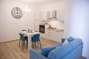 モノーポリにあるFour Seasons - Summer Home - Estate - Largo Sant' Angelo numero 7のリビングルーム(青いソファ、テーブル付)