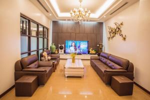 - un salon avec deux canapés et une télévision dans l'établissement Salina Hotel Ninh Binh, à Ninh Binh