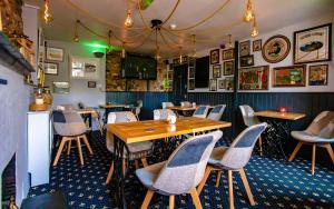 jadalnia ze stołami i krzesłami w restauracji w obiekcie The Ship in Dock Inn w mieście Dartmouth