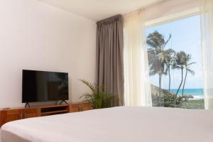 TV a/nebo společenská místnost v ubytování Amazing Ocean Front - 2 bedroom Apartment (117 sq meters)