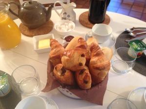 una mesa con un plato de pasteles. en L'Auberge Des Oiseaux Chantants, en Willeman