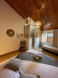 1 dormitorio con 1 cama grande con esterilla de yoga en Les Baroudeurs Hostel en Saint-Pierre