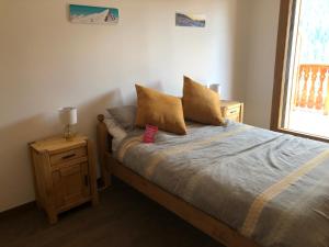 1 dormitorio con 1 cama con 2 almohadas en Apartment A304 La Perle de Savoie, en Châtel