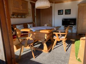 - une salle à manger avec une table et des chaises en bois dans l'établissement Ski und Therme 1, à Bad Kleinkirchheim