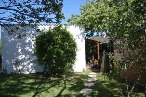 a white house with a bush in the yard at Les Chambres de Kerzerho in Erdeven