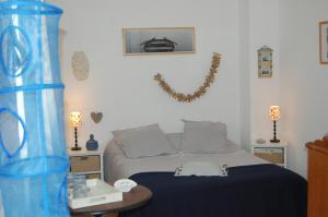 a bedroom with a bed and a table with a bed sqor at Les Chambres de Kerzerho in Erdeven
