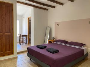 1 dormitorio con 1 cama grande con sábanas moradas en Les Célestins - Villa en Provence, en Carpentras