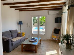 sala de estar con sofá y mesa en Les Célestins - Villa en Provence, en Carpentras