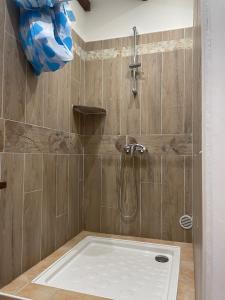 y baño con ducha con cabezal de ducha. en Les Célestins - Villa en Provence, en Carpentras