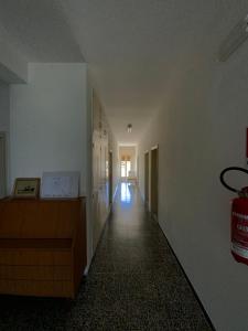 a hallway of an empty room with a hallway at Hotel Naviglio in Marina di Pietrasanta