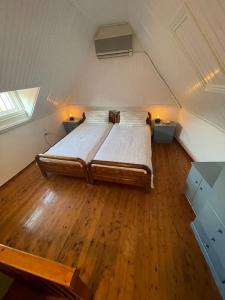 a bedroom with a large bed in an attic at Familienfreundliches Fischerhaus am Strand in Porto Heli