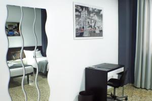 a room with a bed and a desk and a picture at Quart Youth Hostel & Apartments in Valencia