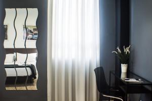 a room with a white curtain and a mirror at Quart Youth Hostel & Apartments in Valencia