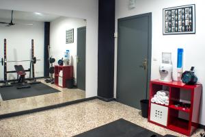 a room with a gym with a hair salon at Quart Youth Hostel & Apartments in Valencia