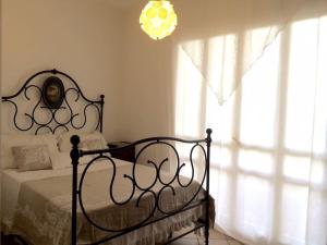 ナルドにあるA casa di Chiaraのベッドルーム1室(ベッド1台、窓、シャンデリア付)