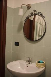 OstanaにあるRifugio Galabernaのバスルーム(洗面台、鏡付)
