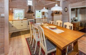 cocina y comedor con mesa de madera y sillas en Cozy Home In Sykkylven With Kitchen en Sykkylven