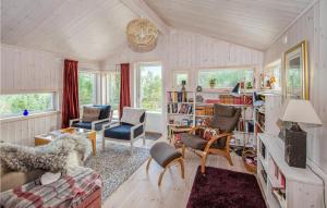 una sala de estar llena de muebles y ventanas. en Cozy Home In Sykkylven With Kitchen en Sykkylven