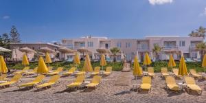 een groep stoelen en parasols op een strand bij Solimar Turquoise - Adults Only in Agia Marina Nea Kydonias