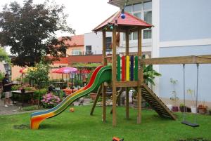 un parque infantil con un tobogán en un patio en Hotel Domittner, en Klöch
