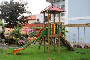 einen Spielplatz mit Rutsche im Hof in der Unterkunft Hotel Domittner in Klöch