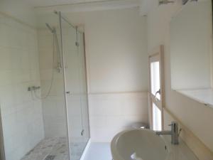W łazience znajduje się prysznic i umywalka. w obiekcie B&B Antico Castello w mieście Altamura