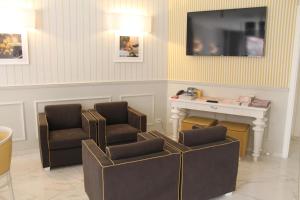 - une salle d'attente avec deux chaises et une table dans l'établissement Hotel La Pace, à San Mauro Torinese