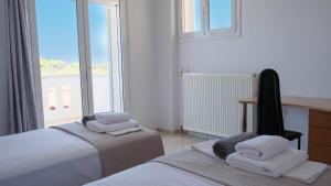 une chambre d'hôtel avec deux lits et une fenêtre dans l'établissement Villa Sophie, à La Canée 42 autres photos