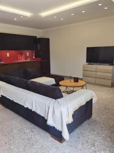 a living room with two beds and a table at Red in Vlikhón