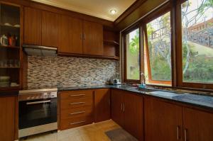 A kitchen or kitchenette at Villa Aquamarine