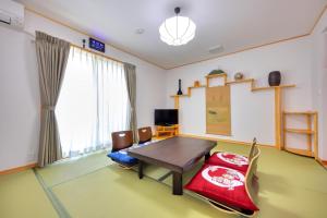富士吉田的住宿－赤富士亭，一间带桌椅的用餐室