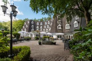 un gran edificio con un patio delante de él en Waldhaus Reinbek, en Reinbek