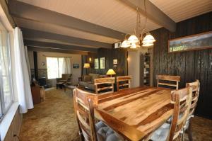 - une salle à manger et un salon avec une table en bois dans l'établissement Bigfoot Cabin at Pine Mountain Lake, à Groveland