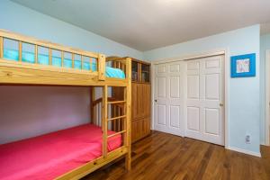 een slaapkamer met 2 stapelbedden en een deur bij Casa Del Lago near Lake Lodge Beach in Groveland