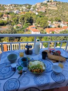 une table bleue avec une assiette de nourriture sur un balcon dans l'établissement Cal Jamila, à Cubelles