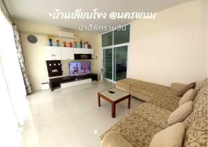 sala de estar con sofá y TV en บ้านเลียบโขง@นครพนม en Ban Nong Puk