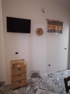 sala de estar con TV en la pared en Agriturismo "PIRASTRERI" en Siniscola