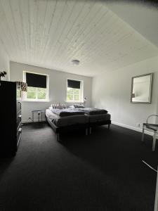 a bedroom with two beds in a room at Familiehuis Boysen Bed&Breakfast in Ribe