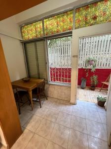 a room with a table and a window at דירת סטודיו בכרמל הירוק in Haifa