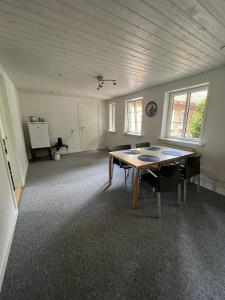 an empty room with a table and chairs in it at Familiehuis Boysen Bed&Breakfast in Ribe