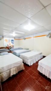 Un pat sau paturi într-o cameră la Hostal tortuga viajera